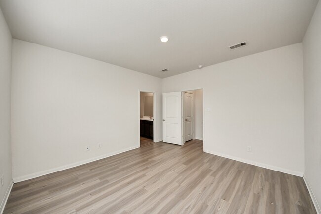 Building Photo - 305 Wayne County Dr