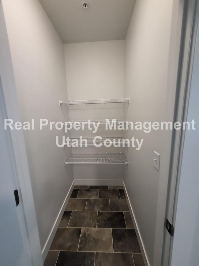 Building Photo - Small Pet Friendly Lehi Condo