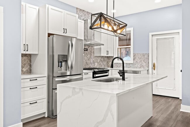 Building Photo - 640 Neil Ave