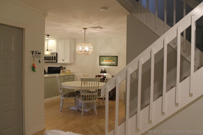 Building Photo - 301 SE Castle Ct