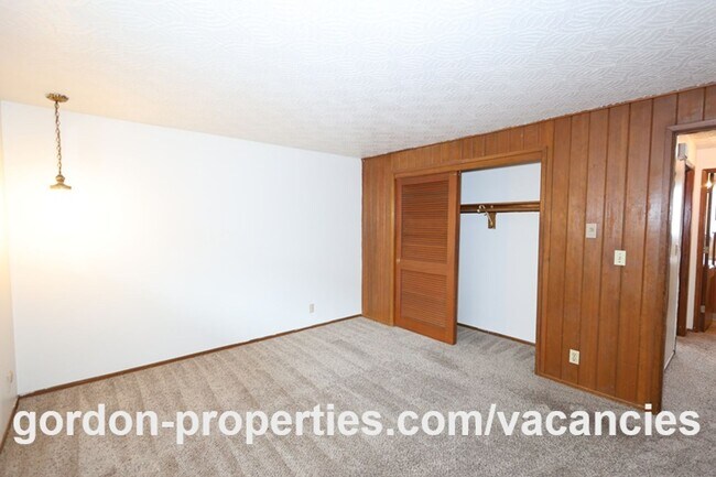 Building Photo - SE Cedar Ave - Single level 2 bedroom unit in duplex