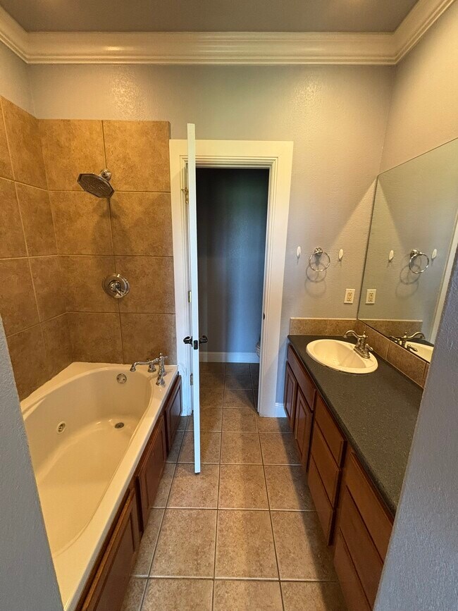 Building Photo - 4903 SW Fieldstone Blvd