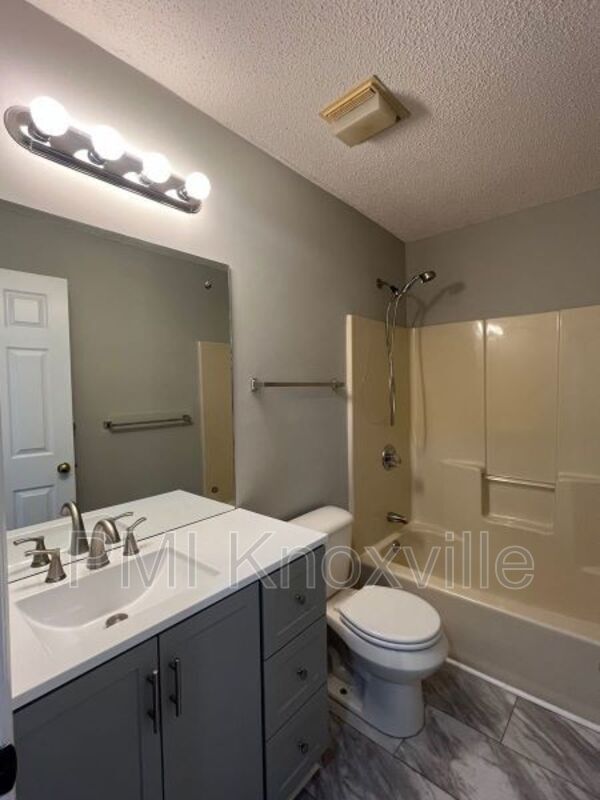Building Photo - 1504 Randall Park Dr