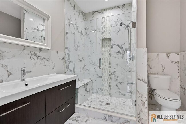 Building Photo - 19 Utica Rd