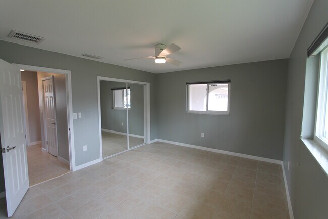 Building Photo - 5522 Yorkshire Way