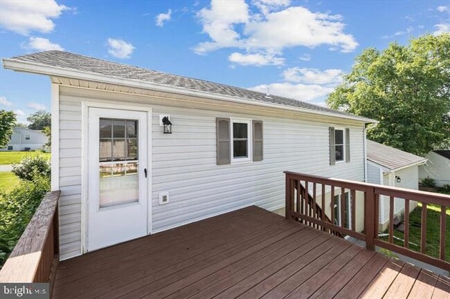 Building Photo - 136 Nightingale Ave