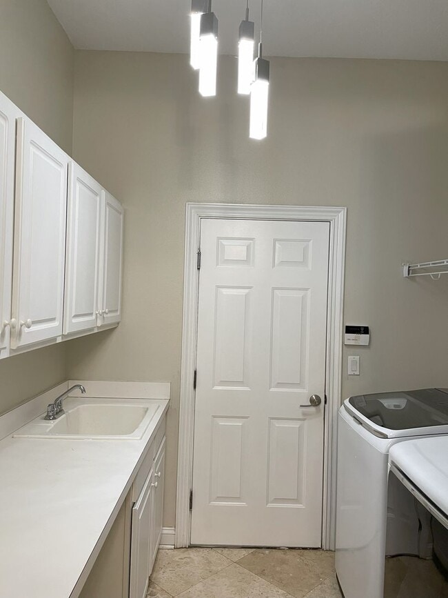 Building Photo - Single Family home is Deercreek