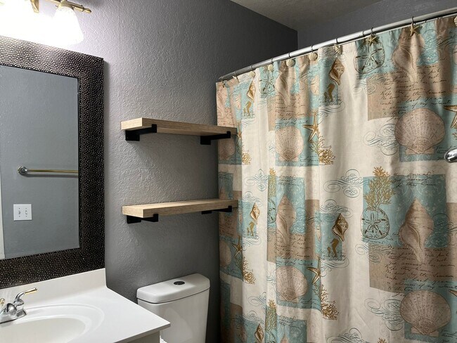 Building Photo - 4-Bedroom Home in Hesperia!