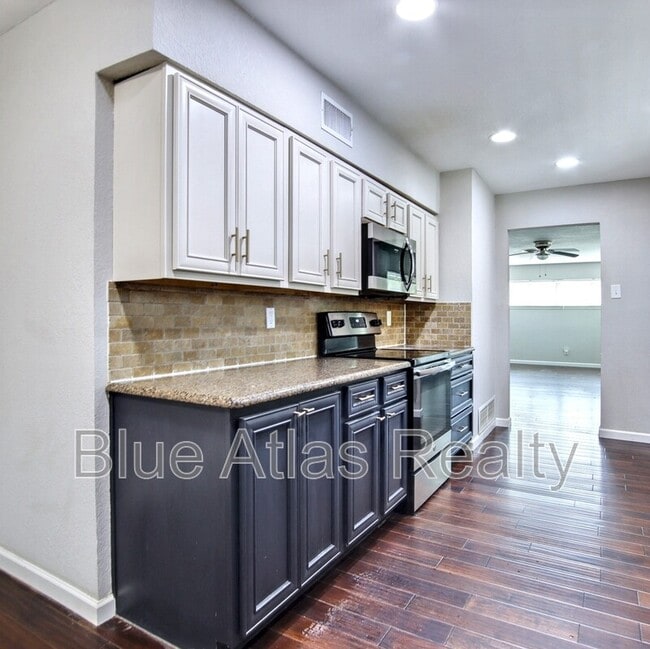 Building Photo - 1520 Sunnybrook Dr