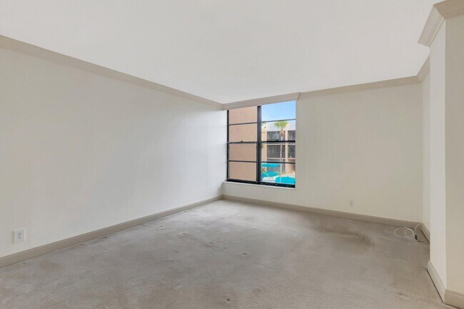 Building Photo - 6 Royal Palm Way