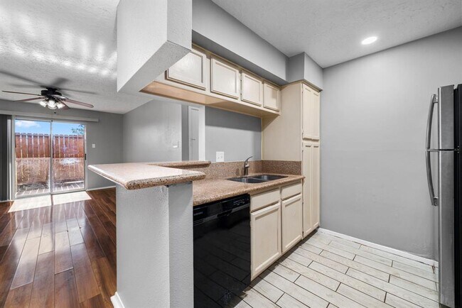 Building Photo - 10555 Turtlewood Ct