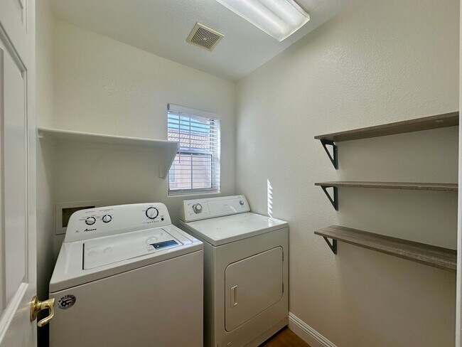 Building Photo - 4 BED 3 BATH HOME W/BONUS ROOM IN GATED COMMUNITY