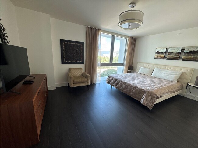 Building Photo - 9400 W Bay Harbor Dr