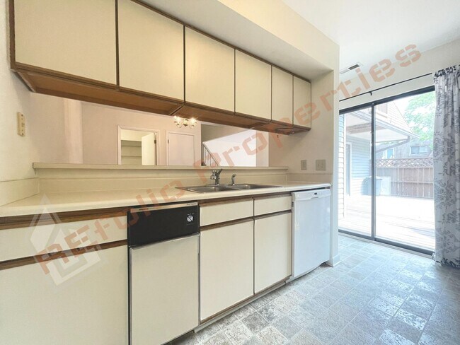 Building Photo - Beautiful 2 bedroom 2.5 bath Condo w/ 2 Reserved Parking Space @ Finley Forest, Chapel Hill, Avai...