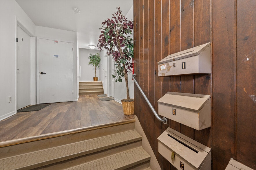 Building Photo - 304 Hankes Ave