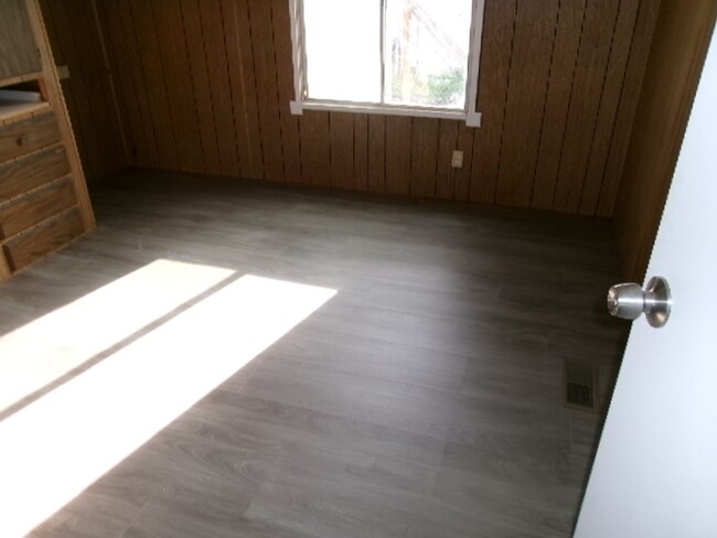 Building Photo - Large 1700 SF 3 bed 2 bath home