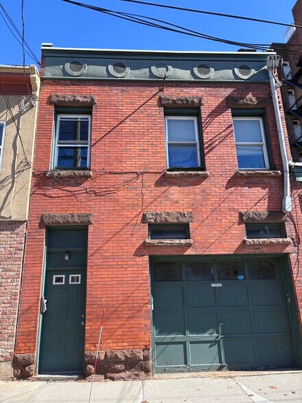 Building Photo - 31 Spring St