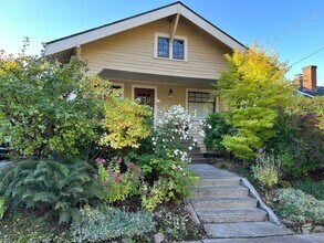 Building Photo - Beautiful Fully Furnished Home in Close-In...