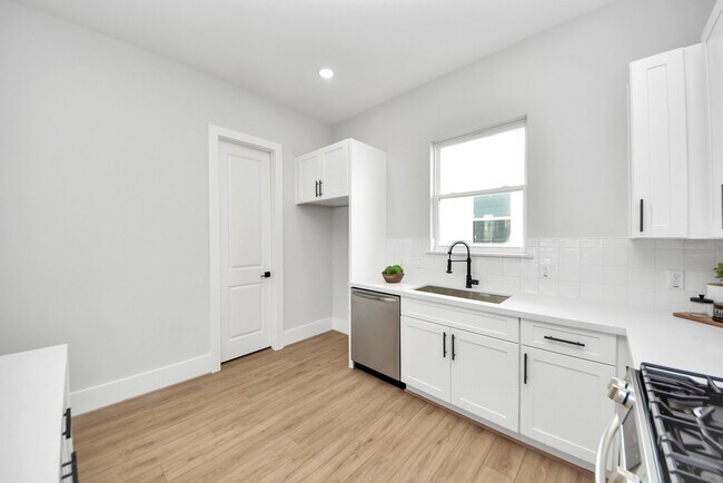 Building Photo - 4818 Cochran St