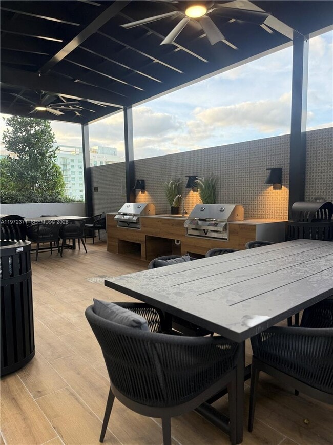 Building Photo - 2001 Van Buren St