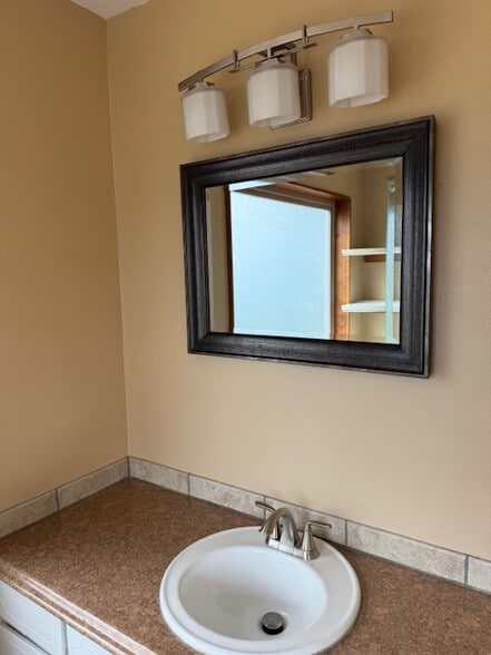 Upstairs Master Bath - 17135 SE Royer Rd