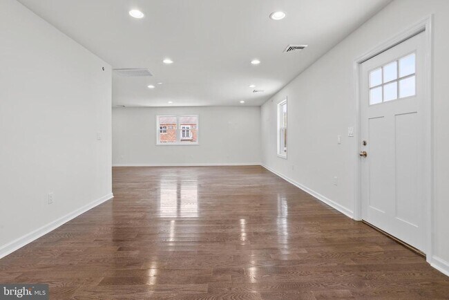 Building Photo - 819 11th Ave