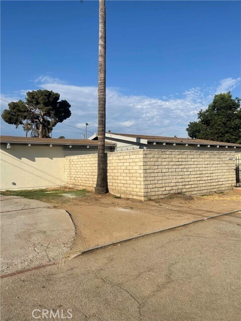 Building Photo - 1624 E La Cadena Dr