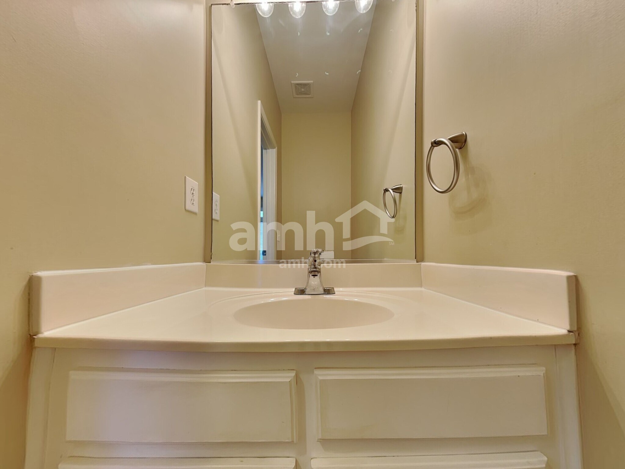 Building Photo - 3915 Red Hill Ct