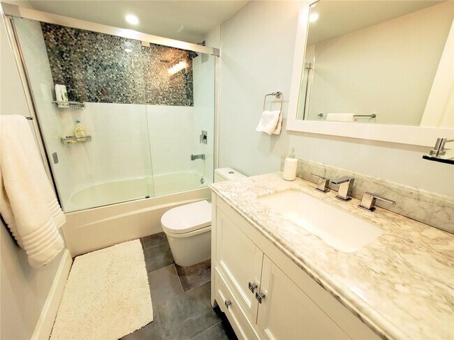 Building Photo - 1021 Hillsboro Mile