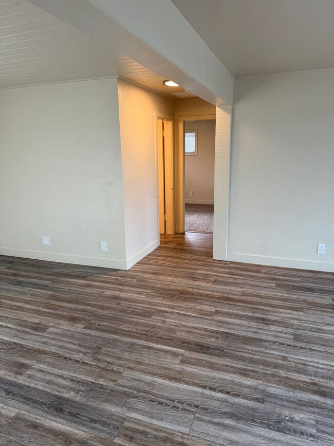 Building Photo - Seaside Home