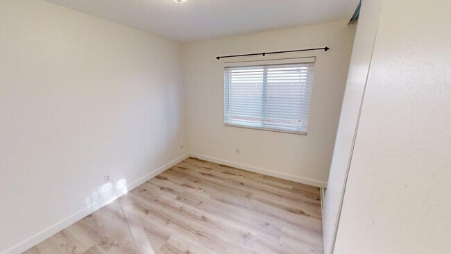 Building Photo - Spacious and beautifully updated 4 bedroom home available for long or short term lease.