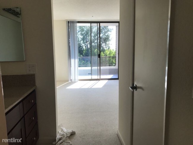 Building Photo - 2265 S Beverly Glen Blvd