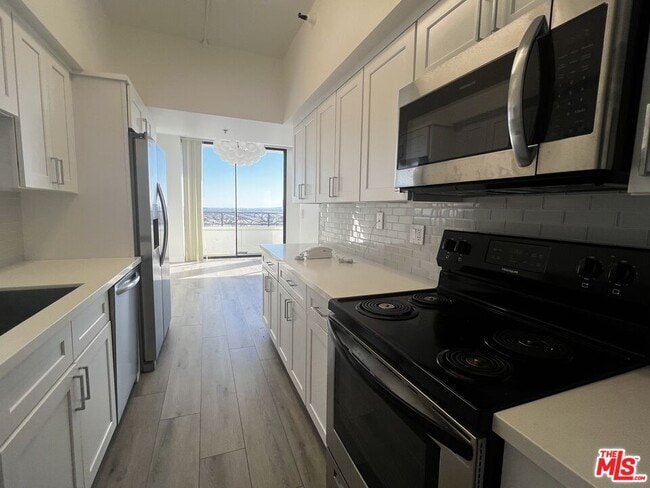 Building Photo - 10390 Wilshire Blvd