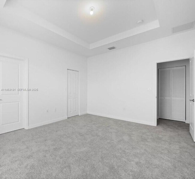 Building Photo - 701 SE 14th Ct