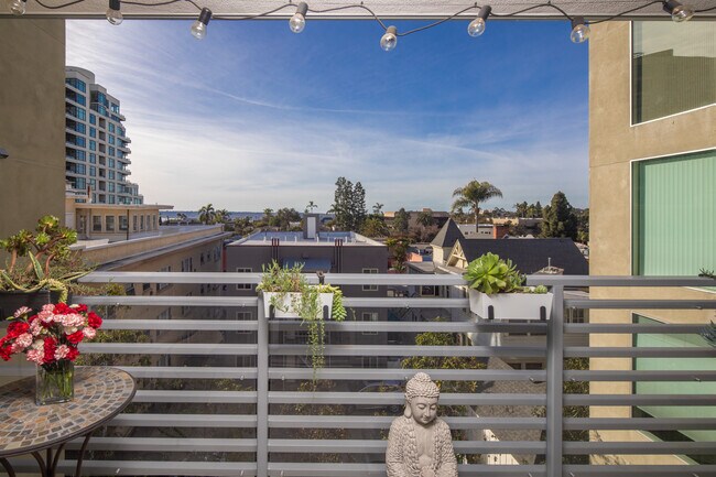 Building Photo - 3100 Sixth Ave