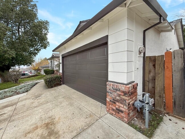 Building Photo - 1158 Jensen Cir