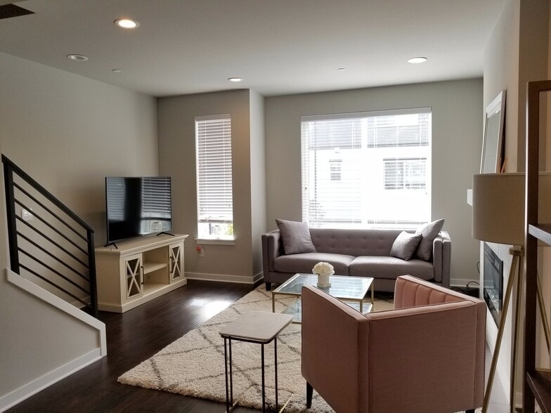 Building Photo - GORGEOUS Edmonds 2 Bedroom Primary Suites - CLOSE TO EVERYTHING
