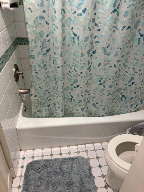 Bath tub/shower - 1420 N St NW