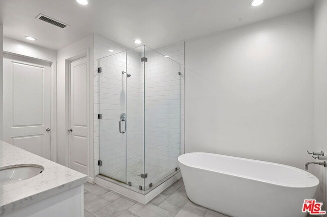 Building Photo - 10833 Tabor St