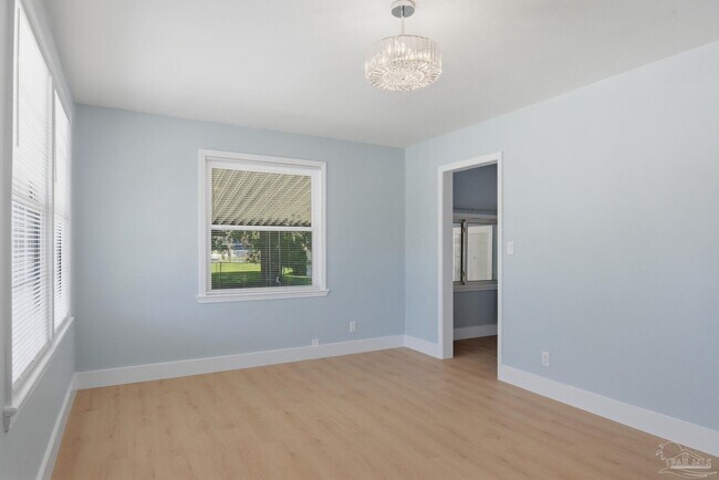 Building Photo - 525 Pelham Rd
