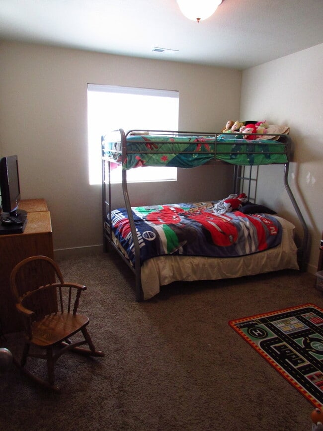 Building Photo - 3 Bedroom 2 bath in Vineyard!!