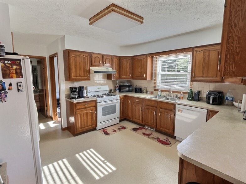 Large Kitchen - 3951 Lake Vista Rd