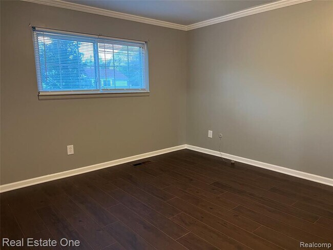 Building Photo - 754 E Fox Hills Dr