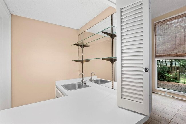 Building Photo - 8301 Greenslope Dr