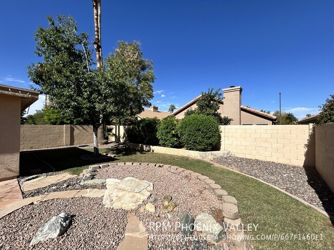 Building Photo - Large 4/ 2.5 Home Warm &  Welcoming & Larg...