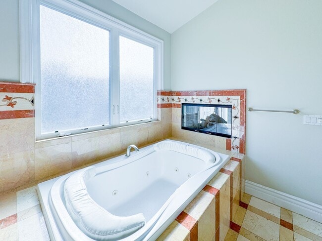 Building Photo - Lavish Estate Home w/4700sf+Central A/C & ...