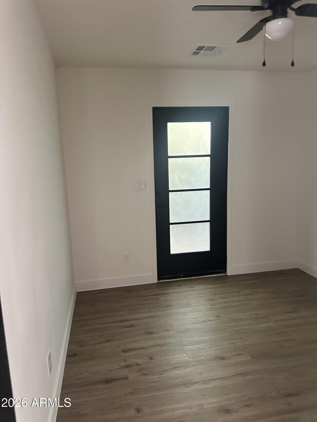 Building Photo - 1324 E Hall St