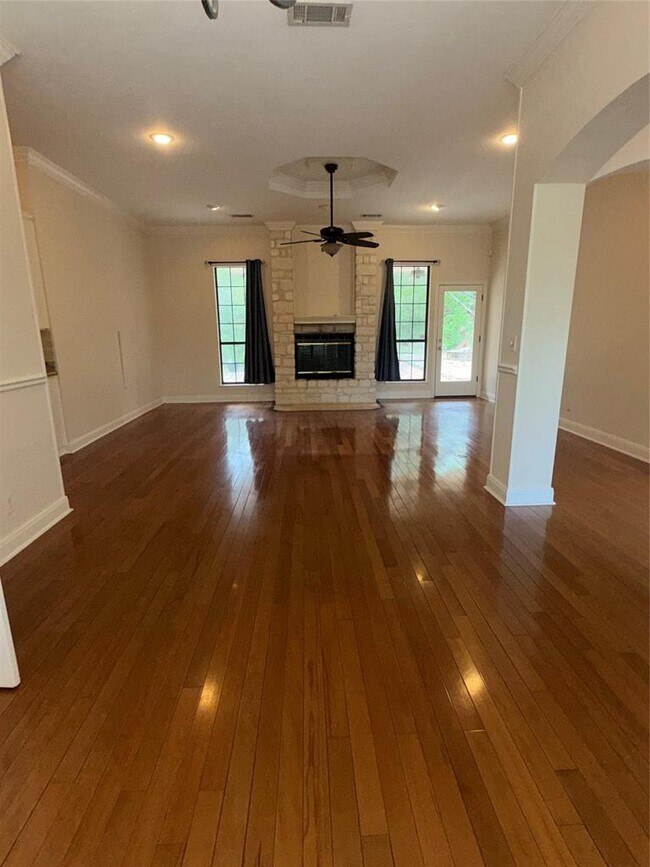 Building Photo - 611 Rolling Green Dr