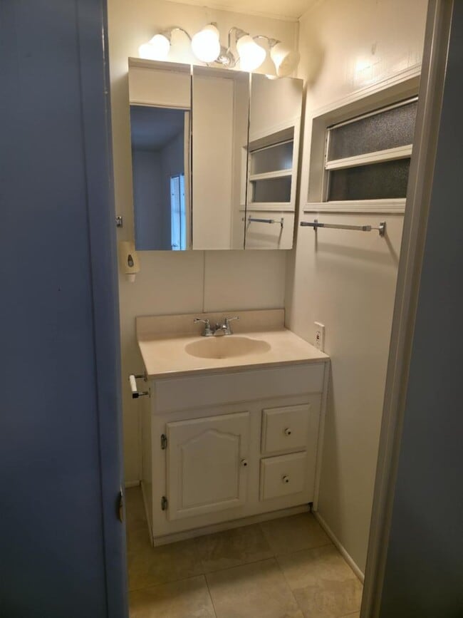 Building Photo - 2 BEDROOM 2 BATHROOM ON THE GOLF COURSE