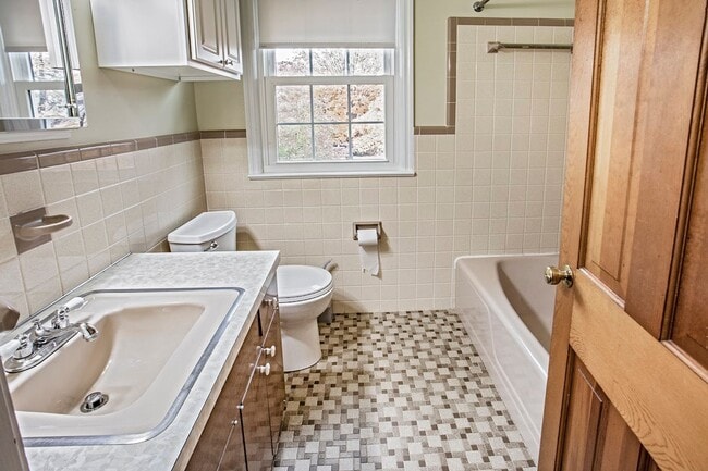 Building Photo - Lovely Colonial Home in Sharpley